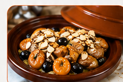 Tajine de poulet aux pruneaux, figues et amandes